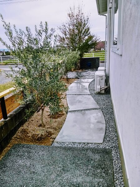 庭づくり 工事完了 石張りでアクセント モルタルの小路とウッドフェンスです バリアフリーの平屋に暮らす 働く主婦の時短と節約と旅行のお話